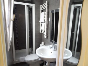 Single Room | Bathroom | Shower, eco-friendly toiletries, hair dryer, towels - Hotel Amélie (Paris)