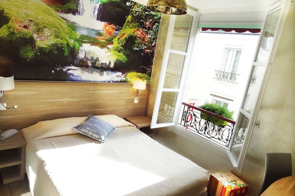 Caixa forta a l'habitació, decoració individual i escriptori