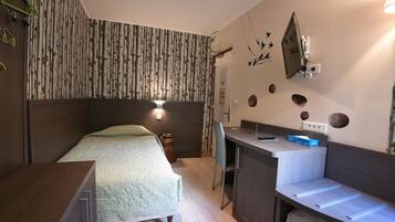 Einzelzimmer | Zimmersafe, individuell dekoriert, Schreibtisch, Bügeleisen/Bügelbrett