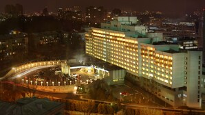 A multi-story hotel with a curved driveway and a parking area. - President Hotel (Kyiv)