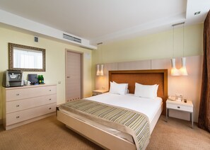 套房, 1 張特大雙人床 | 埃及棉床單、高級寢具、房內夾萬、書桌