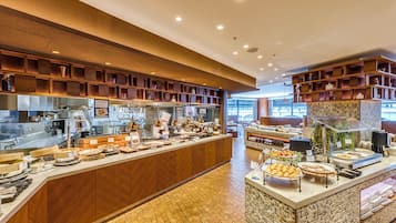 Daily buffet breakfast (JPY 3400 per person)