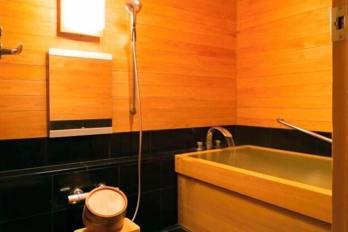 Artículos de tocador gratuitos, secador de pelo, pantuflas