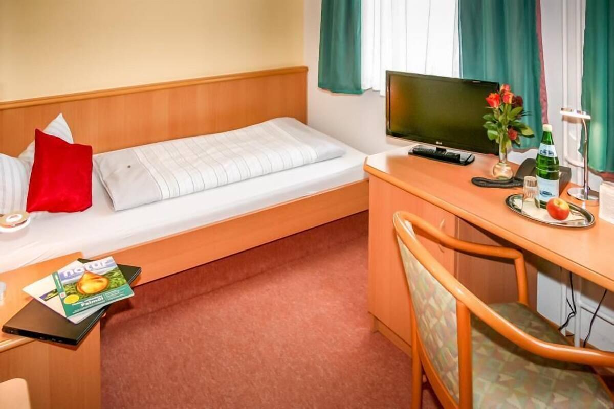 Standard Single Room | Desk, laptop workspace, soundproofing, iron/ironing board (on request)