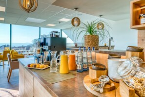 Café da manhã com buffet grátis todos os dias
