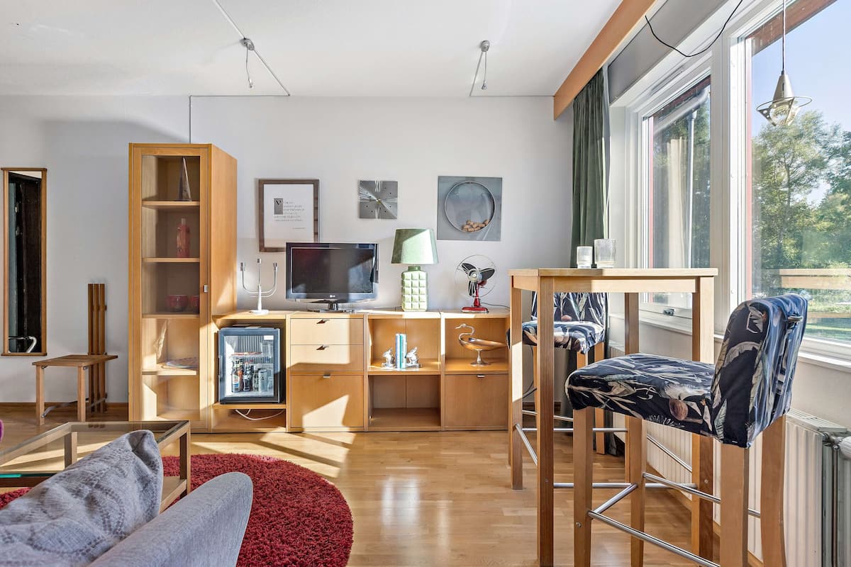 Suite, 1 grand lit, non-fumeurs, vue lac | Mini-bar avec articles gratuits, décoration personnalisée