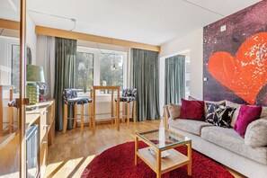 Suite, 1 Queen Bed, Non Smoking, Lake View