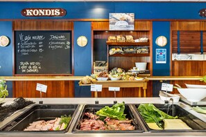 Petit déjeuner complet compris tous les jours
