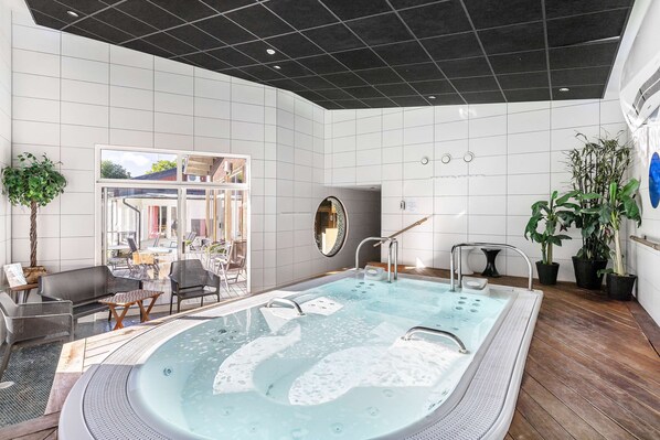 Indoor spa tub