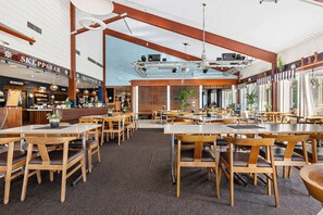 2 restaurants; breakfast, lunch, and dinner served
