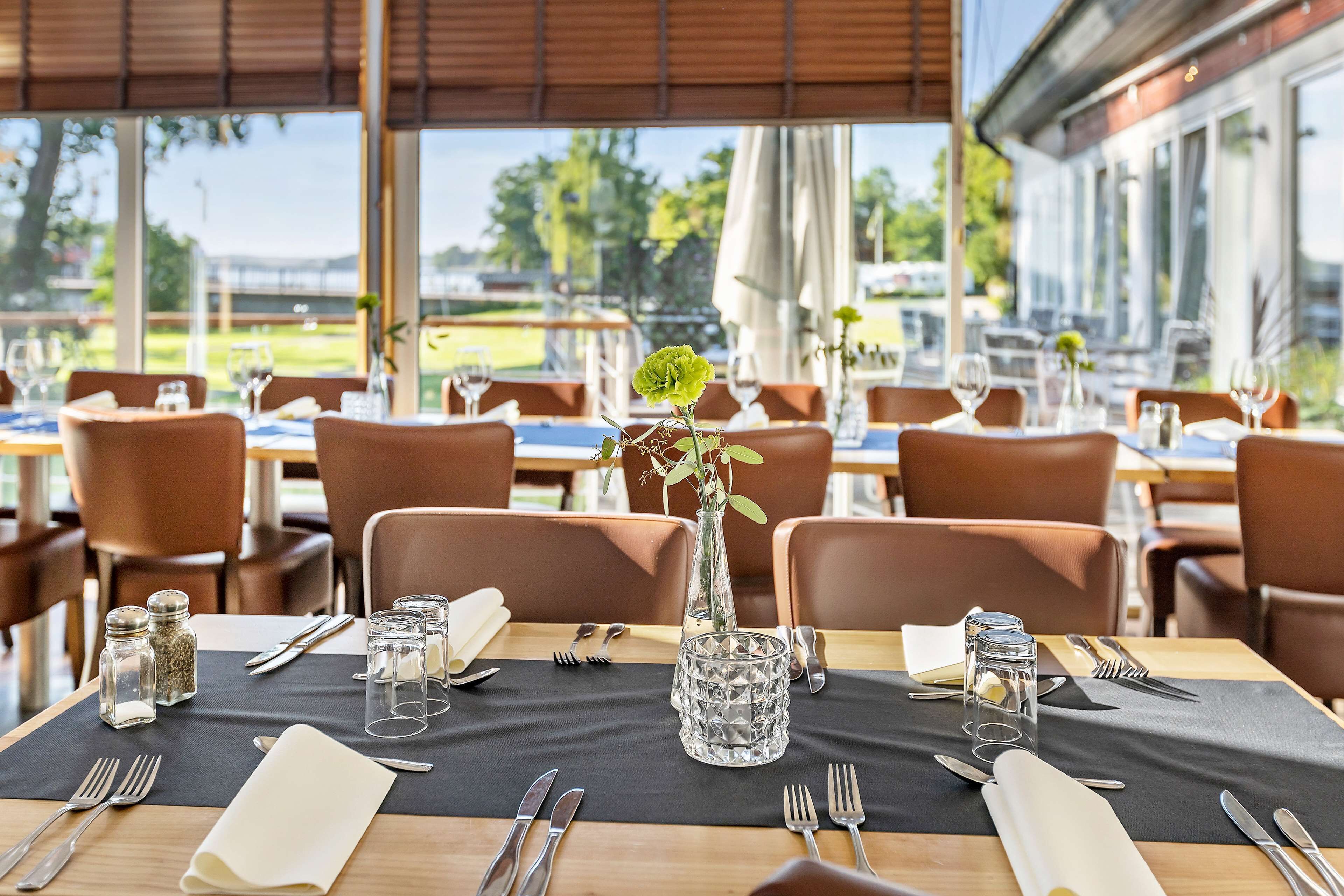 2 restaurants; breakfast, lunch and dinner served 