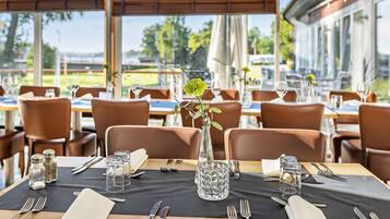 2 restaurants; breakfast, lunch and dinner served