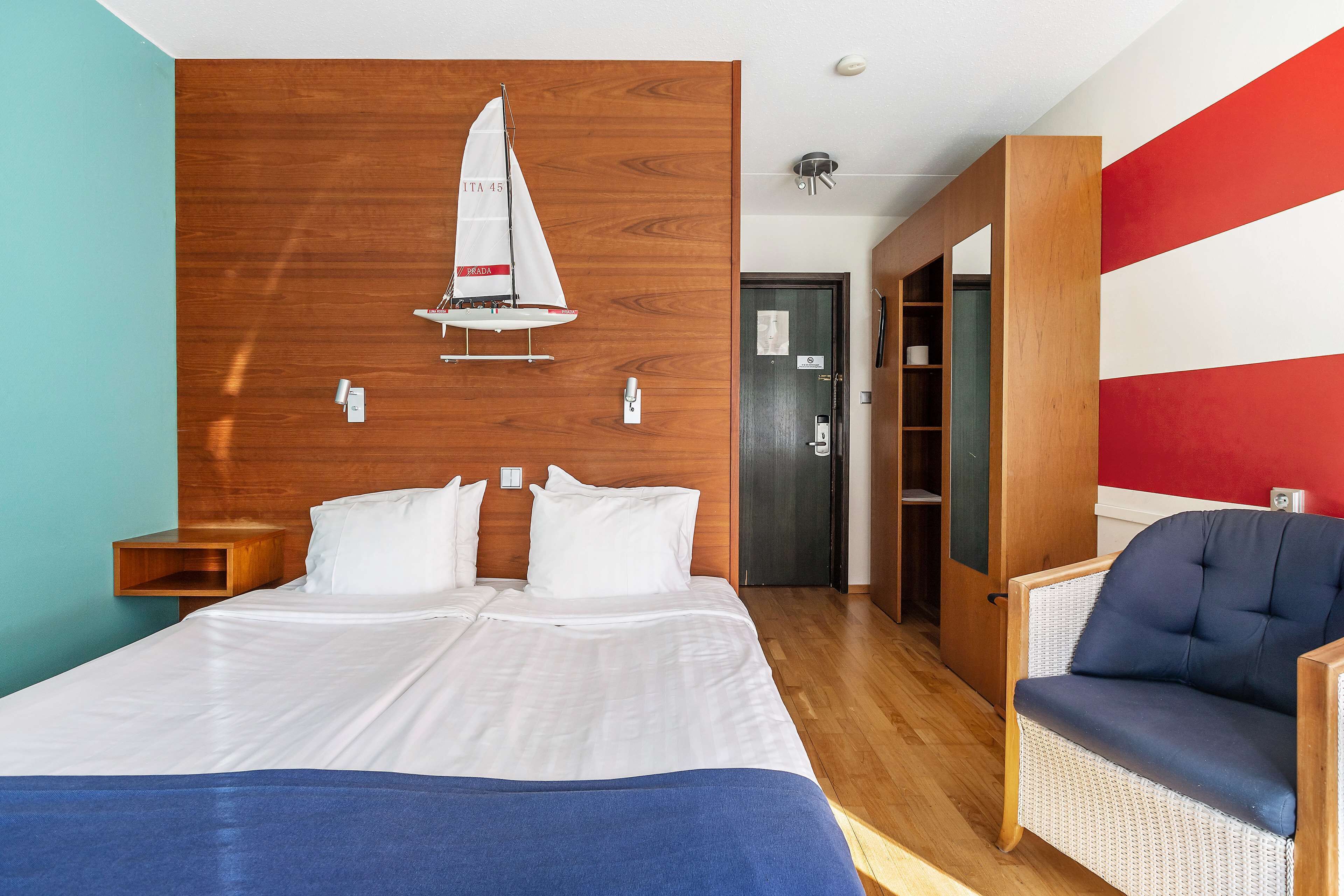 Superior Room, 1 Queen Bed, Non Smoking, Lake View | Free minibar items, individually decorated, individually furnished, desk