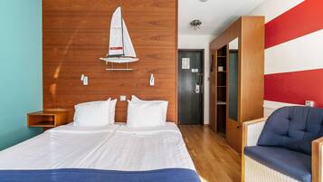Superior Room, 1 Queen Bed, Non Smoking, Lake View | Free minibar items, individually decorated, individually furnished, desk