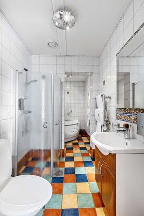 Suite, 1 Queen Bed, Non Smoking, Lake View | Bathroom | Hair dryer, towels - Best Western Hotel Norra Vattern (Askersund)