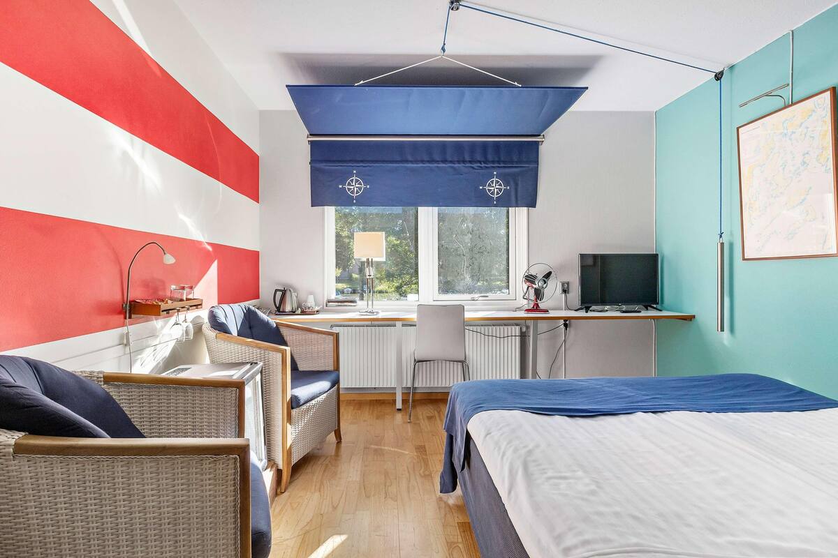 Artículos del minibar gratis, escritorio y cortinas blackout 
