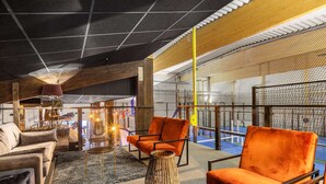 A modern interior with a wooden ceiling, orange velvet chairs, and a black and gold lamp. - Best Western Hotel Norra Vattern (Askersund)