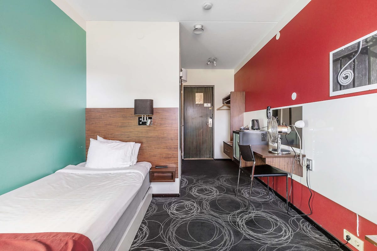 Chambre Standard, 1 lit une place, non-fumeurs | Mini-bar avec articles gratuits, décoration personnalisée