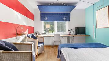 Rom – superior, 1 queensize-seng, ikke-røyk, utsikt mot innsjø | Minibarvarer (inkludert), individuelt dekorert og individuelt innredet