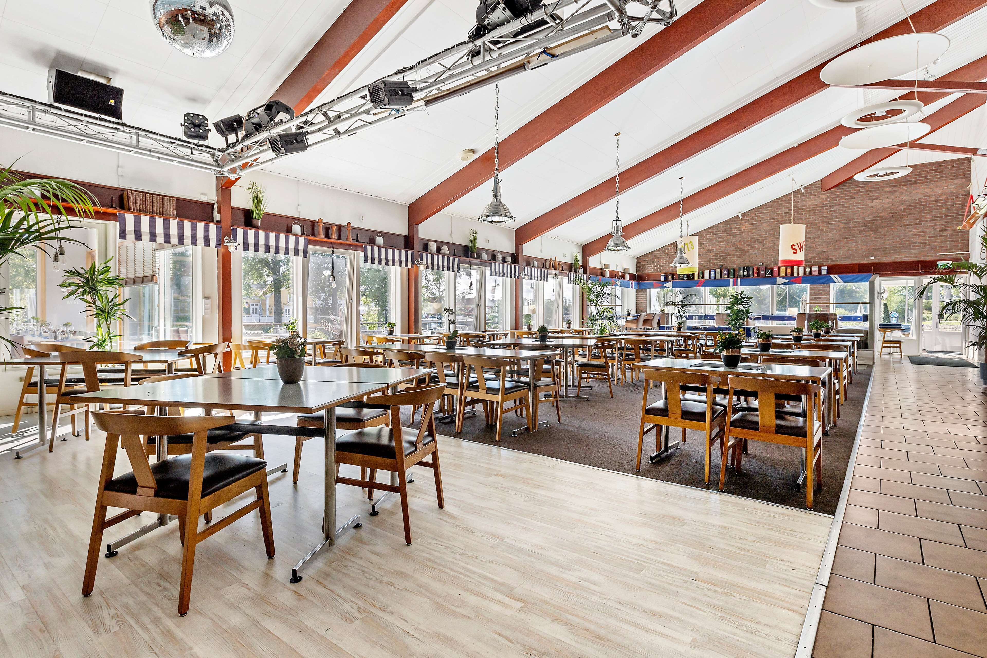 Bao gồm bữa sáng đầy đủ hàng ngày 