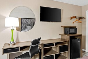 Escritorio, espacio para trabajar con laptop y cortinas blackout 