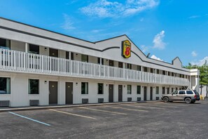 Exterior - Super 8 by Wyndham Brownsburg (Brownsburg)