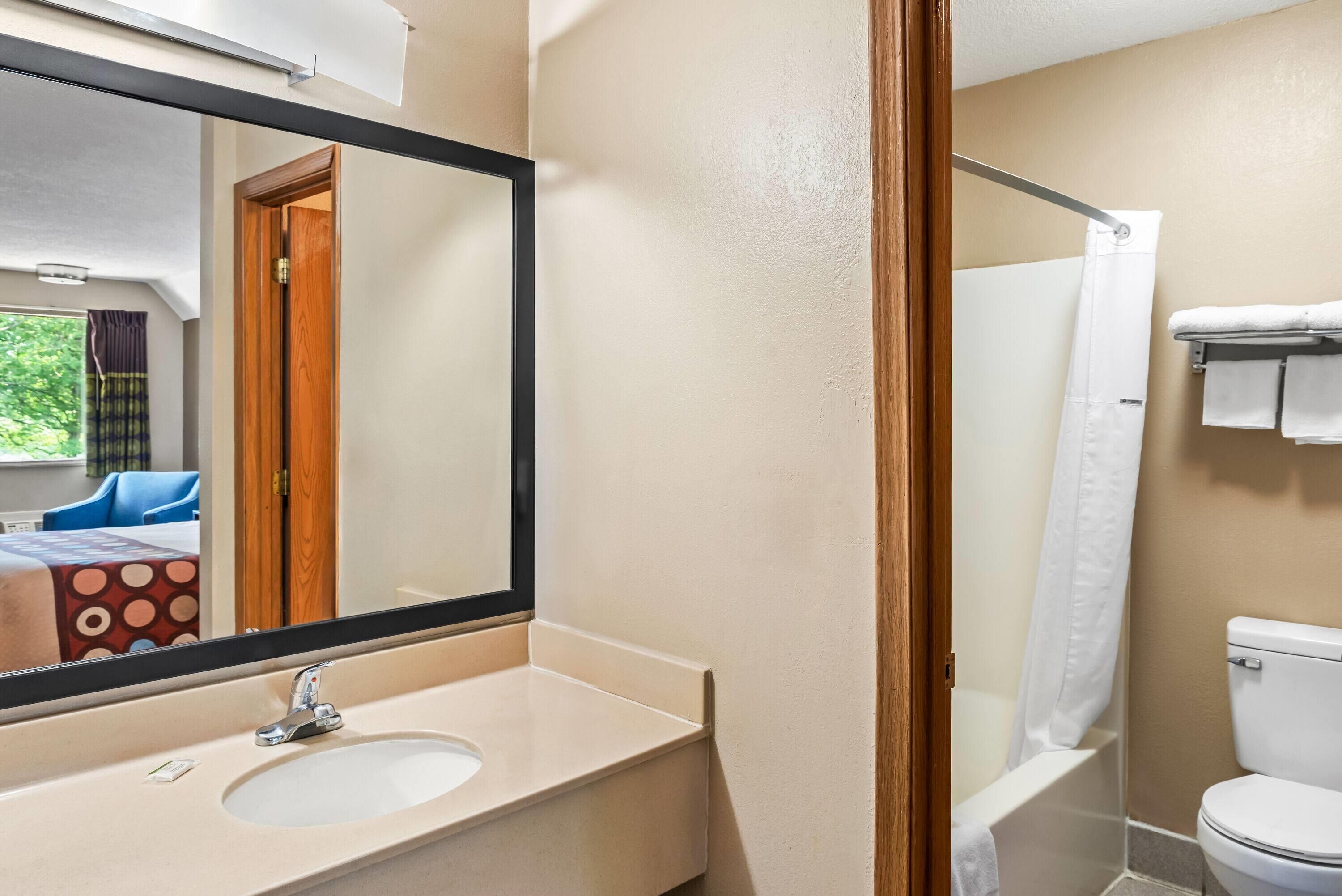 Bañera con ducha, artículos de tocador gratuitos, secador de pelo