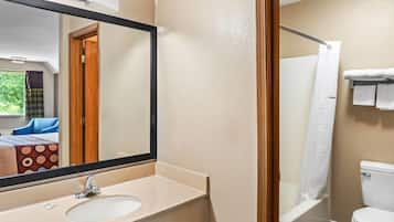 Bañera con ducha, artículos de tocador gratuitos, secador de pelo