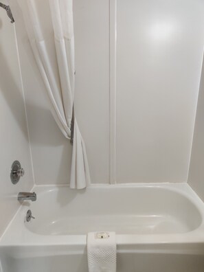 Standard Room, 1 Queen Bed, Non Smoking | Bathroom | Combined shower/tub, free toiletries, hair dryer, towels - Econo lodge Flagstaff East I-40 (Flagstaff)