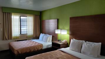 スタンダード ルーム クイーンベッド 2 台 禁煙 | デスク、遮光カーテン、アイロン / アイロン台、WiFi (無料)