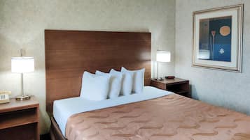 Bureau, rideaux occultants, fer et planche Ă repasser, Wi-Fi gratuit