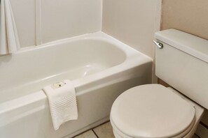 Combined shower/bathtub, free toiletries, hair dryer, towels