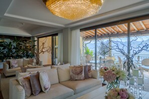 Lobby sitting area - Villa Orselina – Small Luxury Hotels (Orselina)