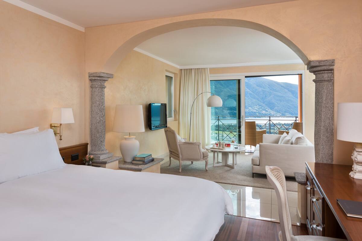 Premium bedding, down comforters, minibar, in-room safe