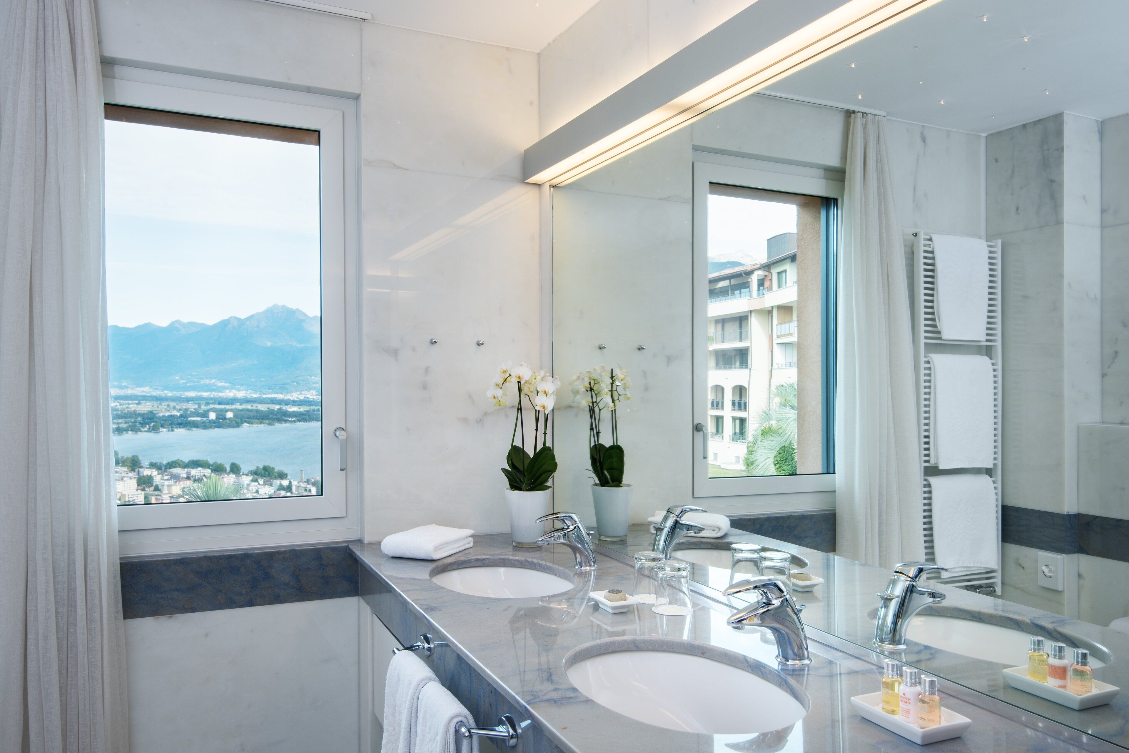 panorama corner suite, lake view | bathroom | deep-soaking bathtub, designer toiletries, hair dryer, dressing gowns