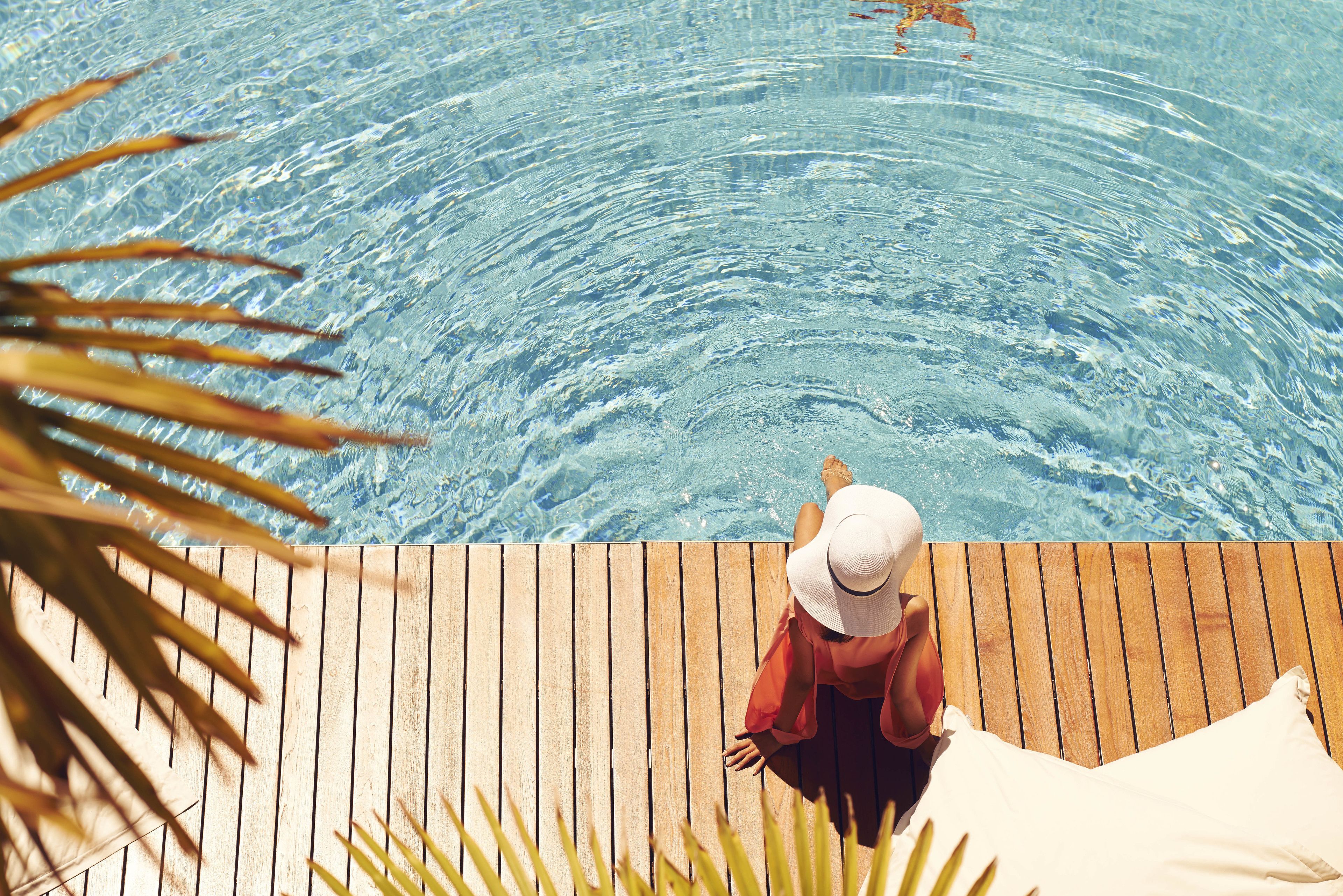 Piscina interna, piscina externa, espreguiçadeiras
