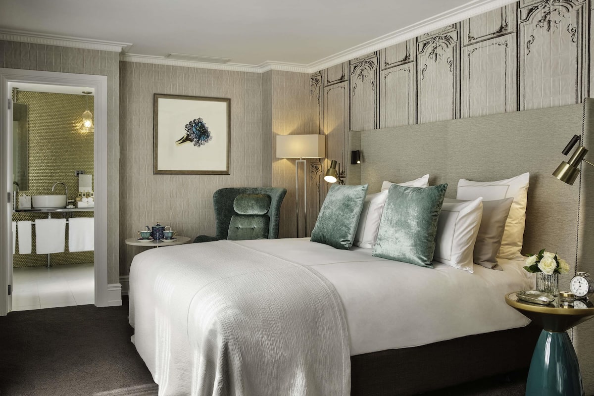 Habitación superior, 1 cama de matrimonio grande | 1 dormitorio, ropa de cama de alta calidad, minibar y caja fuerte