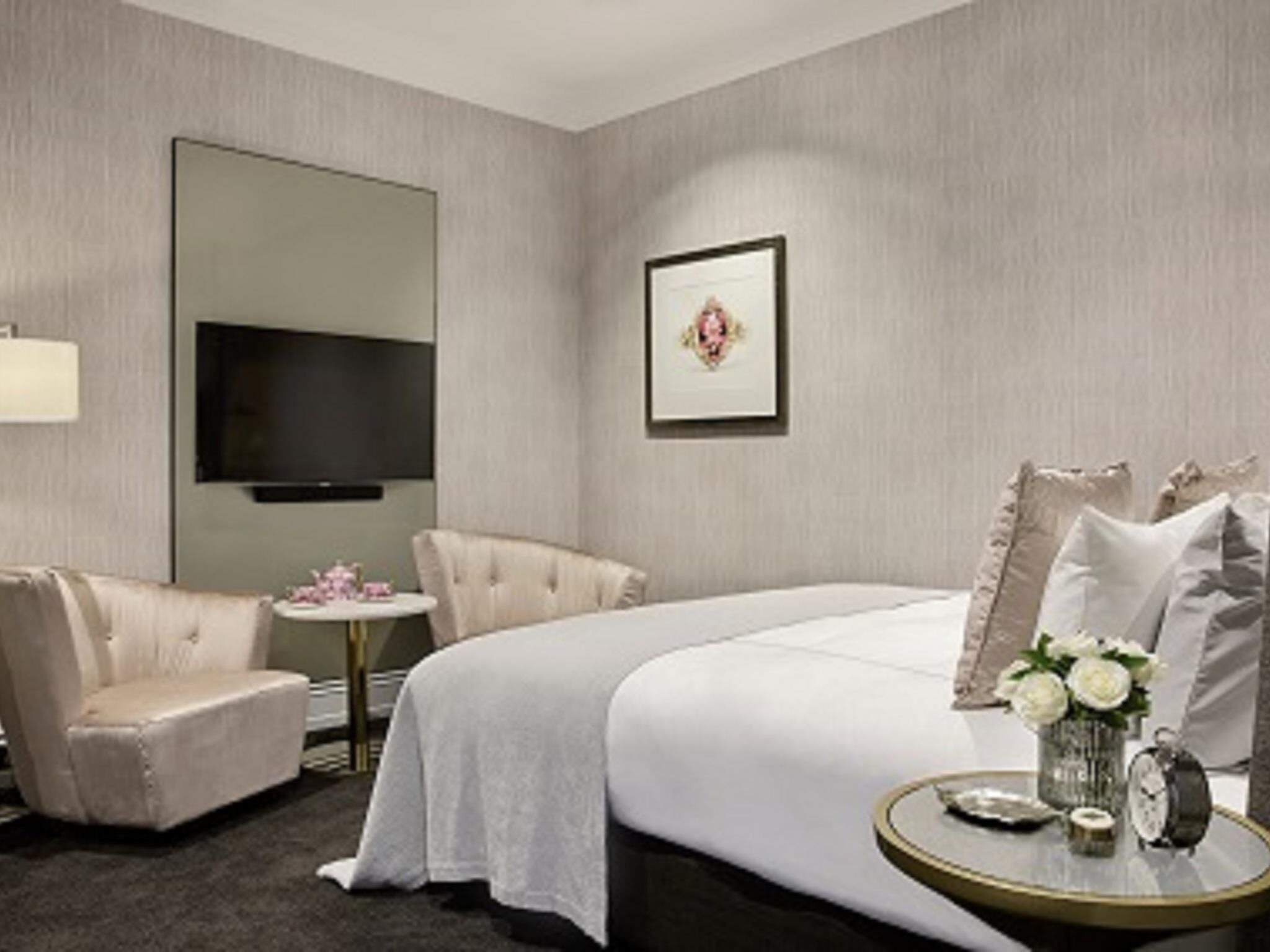 Classic Room, 1 King Bed | Premium bedding, minibar, in-room safe, individually decorated