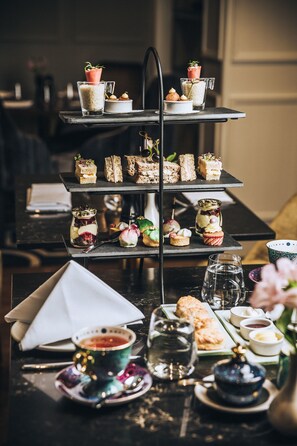 Aamiainen, lounas ja illallinen; kansainvälinen keittiö 