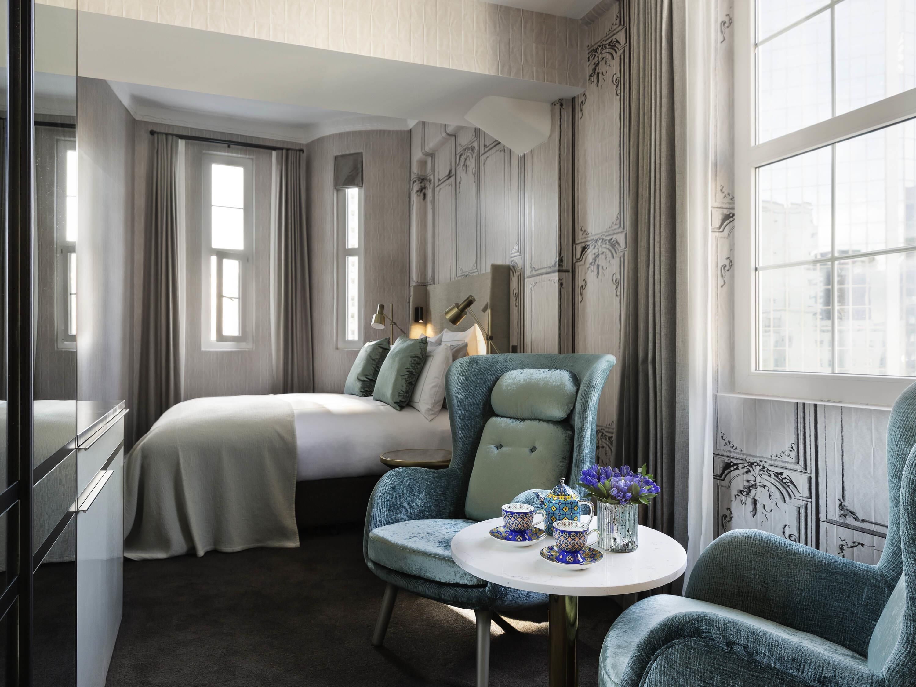 Luxe beddengoed, een minibar, een kluis op de kamer, een laptopwerkplek