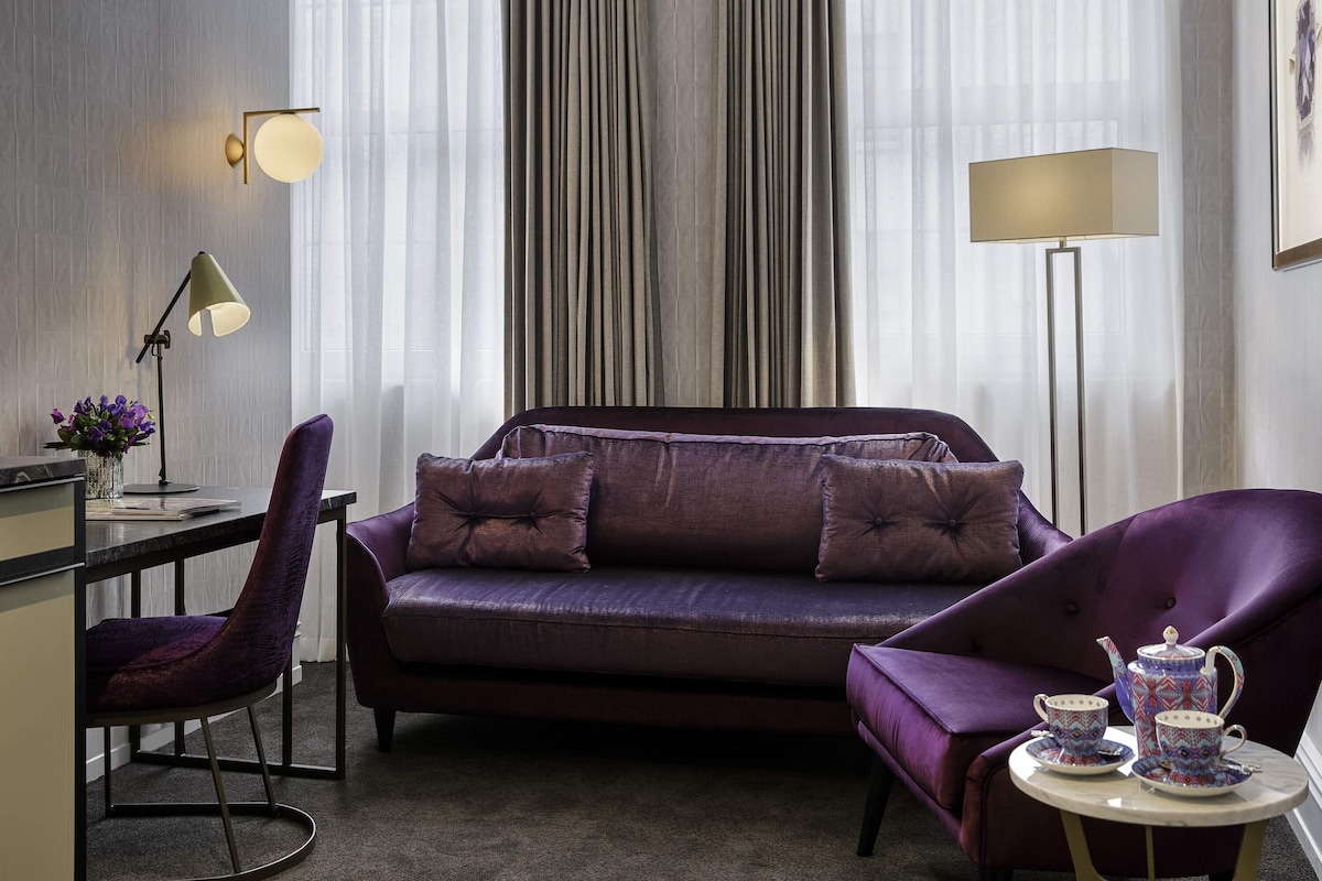 Junior Suite, 1 King Bed | Premium bedding, minibar, in-room safe, laptop workspace