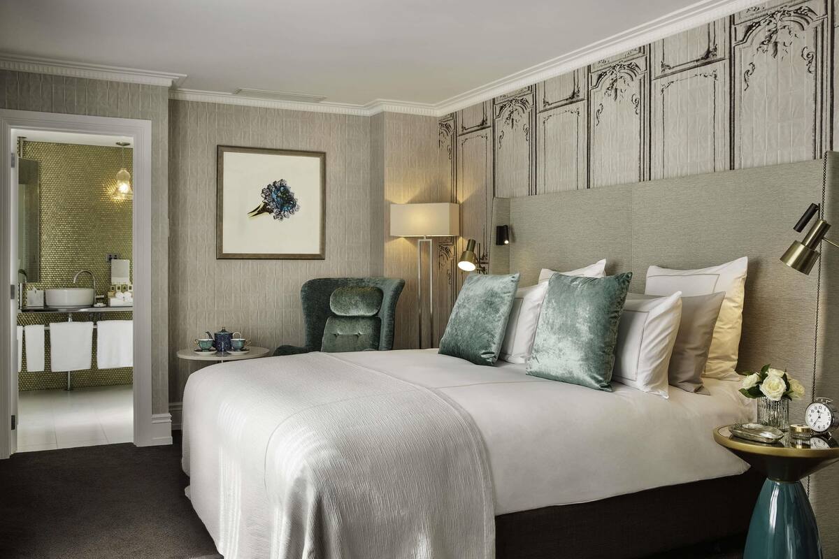 Superior kamer, 1 kingsize bed | Luxe beddengoed, een minibar, een kluis op de kamer, een laptopwerkplek
