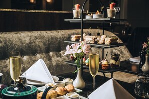 Café da manhã, almoço e jantar; culinária internacional 