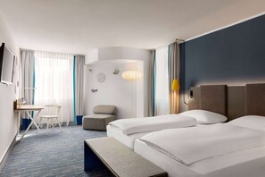 Habitación Confort, accesible para personas con discapacidad | Ropa de cama de alta calidad, escritorio, cortinas opacas