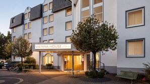 Een hotelingang met een bord waarop 