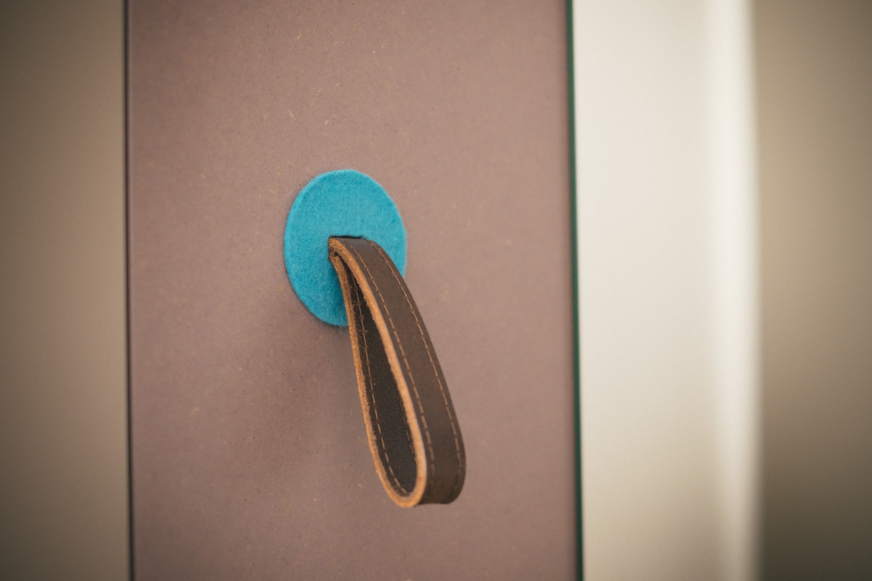 Un picaporte con un pomo azul circular.
