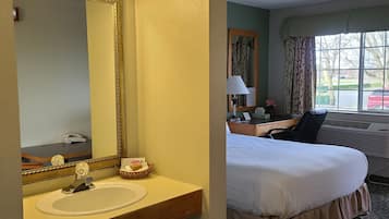 Superior Room, 1 Queen Bed | Premium bedding, Tempur-Pedic beds, desk, laptop workspace