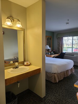 Superior Room, 1 Queen Bed | Premium bedding, Tempur-Pedic beds, desk, laptop workspace - Tulip Inn (Mount Vernon)
