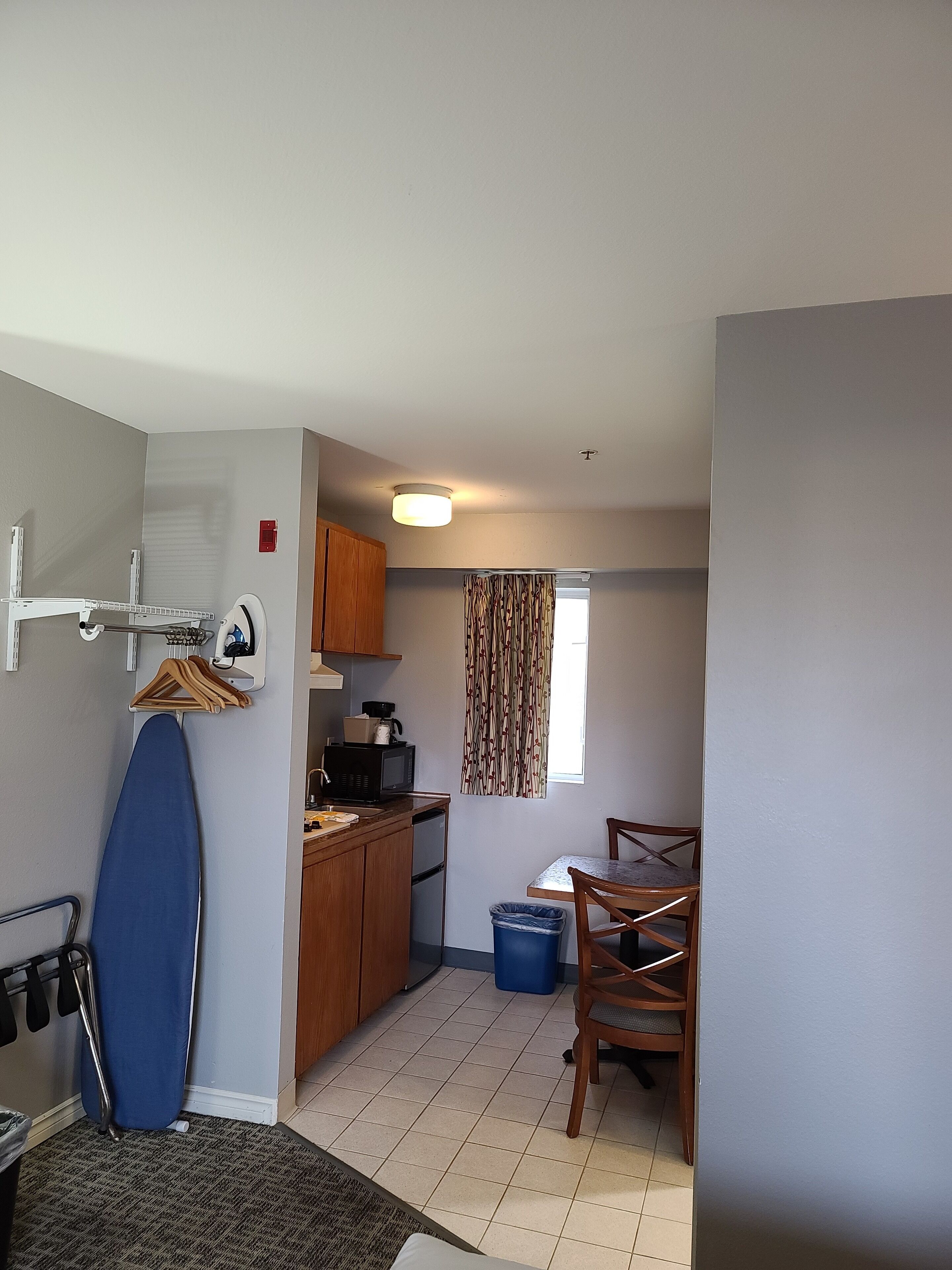 Room, 1 Queen Bed, Kitchenette | Private kitchen