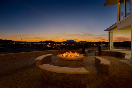 Holiday Inn Express and Suites Pigeon Forge Sevierville, an IHG Hotel - Image 2